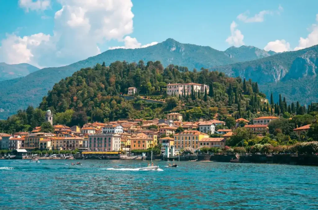 Vista panorâmica de Bellagio, um dos destinos mais encantadores do Lago di Como, na Lombardia, Itália. O vilarejo é conhecido por suas casas coloridas, jardins, villas históricas e paisagens montanhosas, sendo uma das principais atrações turísticas do lago.