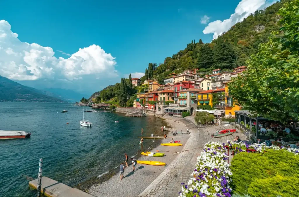 Orla de Varenna, um dos vilarejos mais pitorescos do Lago di Como, no norte da Itália. Suas casas coloridas, restaurantes à beira da água e paisagens montanhosas fazem da localidade um destino muito procurado para passeios românticos e viagens pela Lombardia.