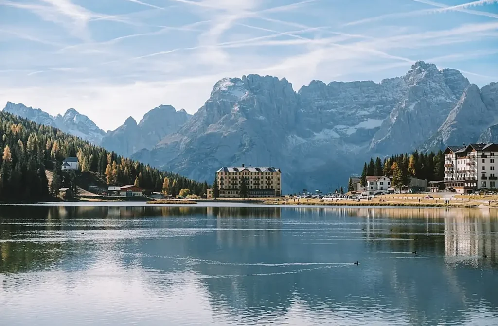 Lago di Misurina, um dos lagos alpinos mais conhecidos das Dolomitas, próximo a Auronzo di Cadore, no Vêneto, norte da Itália. Cercado por montanhas, hotéis históricos e florestas que ganham tons dourados no outono, o lago é um dos cenários mais fotogênicos da região.