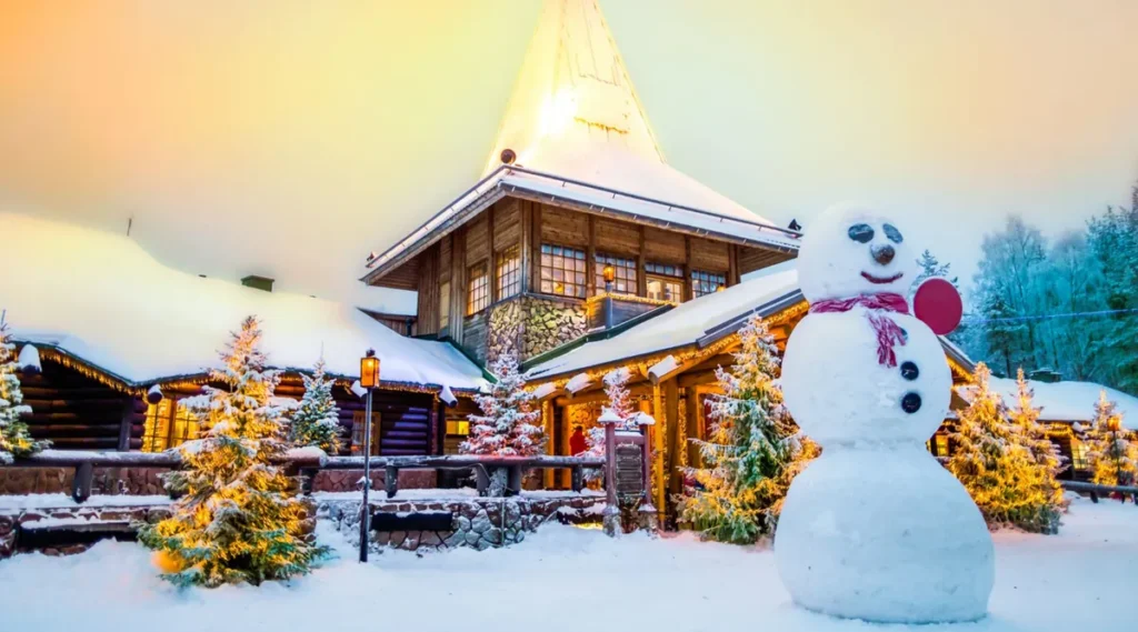 Cenário natalino na Lapônia finlandesa, região conhecida pela Vila do Papai Noel, em Rovaniemi. Durante o inverno, construções de madeira, árvores iluminadas e paisagens cobertas de neve criam uma atmosfera encantadora para quem deseja conhecer a terra do Papai Noel e vivenciar o Natal no Círculo Polar Ártico.
