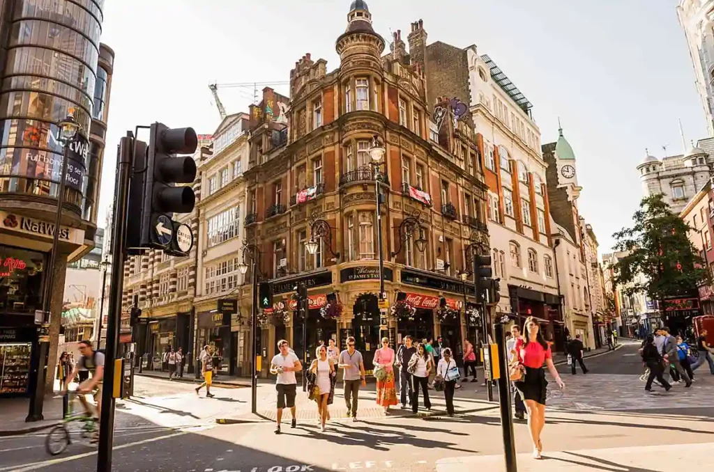 A região de Leicester Square, no West End de Londres, é conhecida por teatros, cinemas, restaurantes e intensa movimentação turística. Suas ruas combinam edifícios históricos, comércio e atrações culturais próximas a Piccadilly Circus e Chinatown.