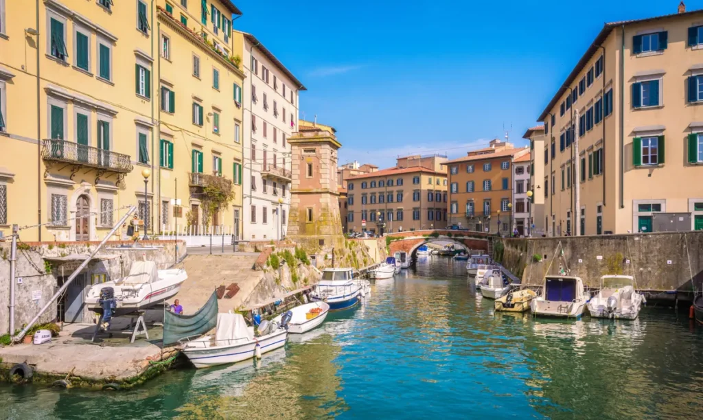 Canal no centro histórico de Livorno, cidade portuária da Toscana conhecida por seus canais, pontes e arquitetura tradicional.