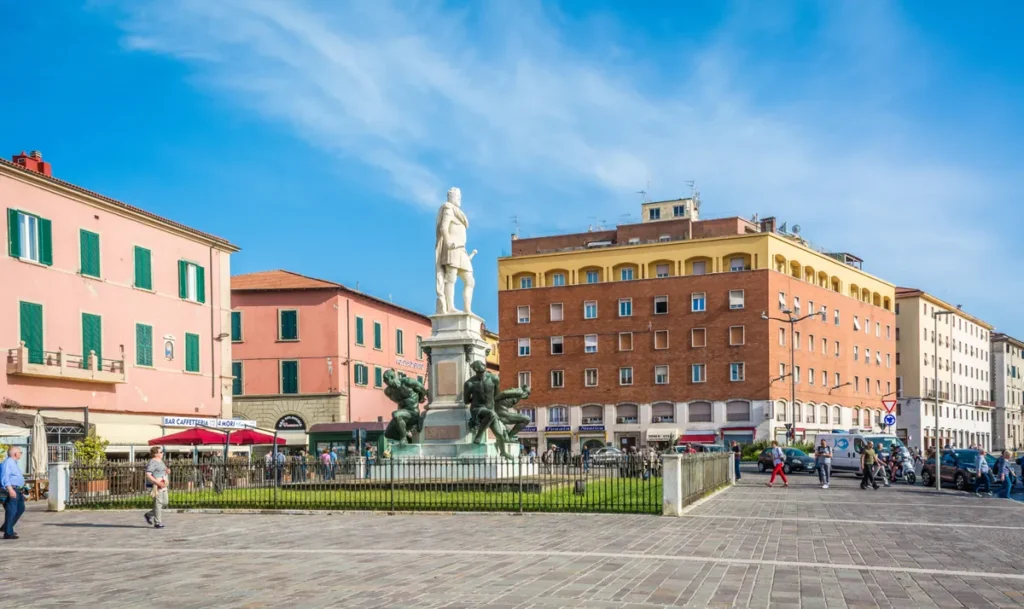 Piazza della Repubblica, uma das principais praças de Livorno, com monumentos históricos e arquitetura urbana característica da cidade.