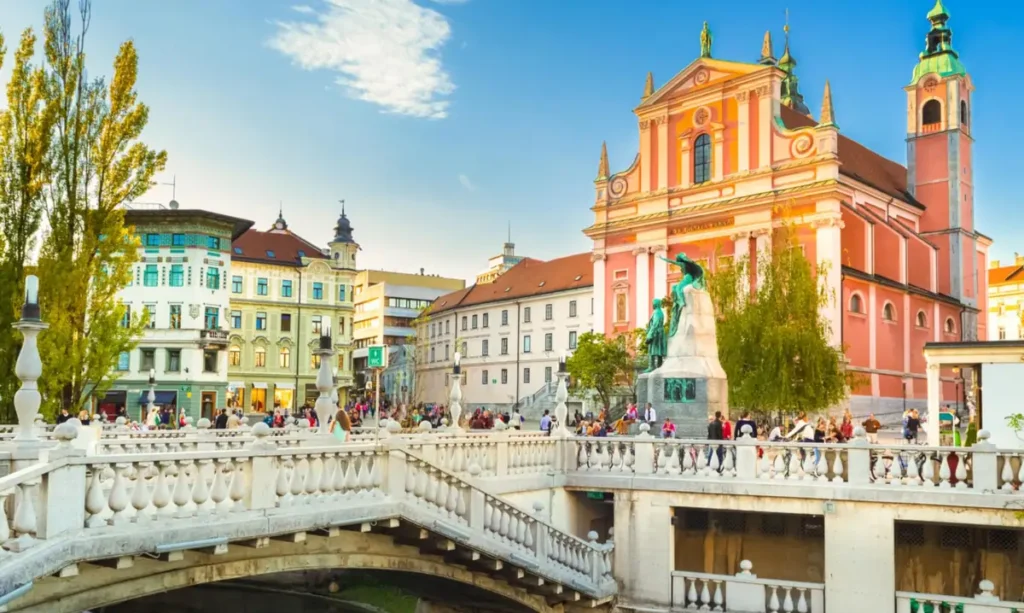 Ponte Tripla e Igreja Franciscana da Anunciação na Praça Prešeren, em Ljubljana, capital da Eslovênia. O conjunto arquitetônico é um dos principais cartões-postais da cidade e reúne monumentos históricos, pontes e áreas de convivência às margens do rio Ljubljanica.