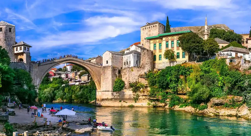 A Ponte Velha de Mostar, conhecida como Stari Most, é o principal cartão-postal da cidade e Patrimônio Mundial da UNESCO. A ponte de pedra em arco atravessa o rio Neretva e conecta as duas partes do centro histórico, sendo um dos símbolos mais importantes da herança otomana na Bósnia e Herzegovina.