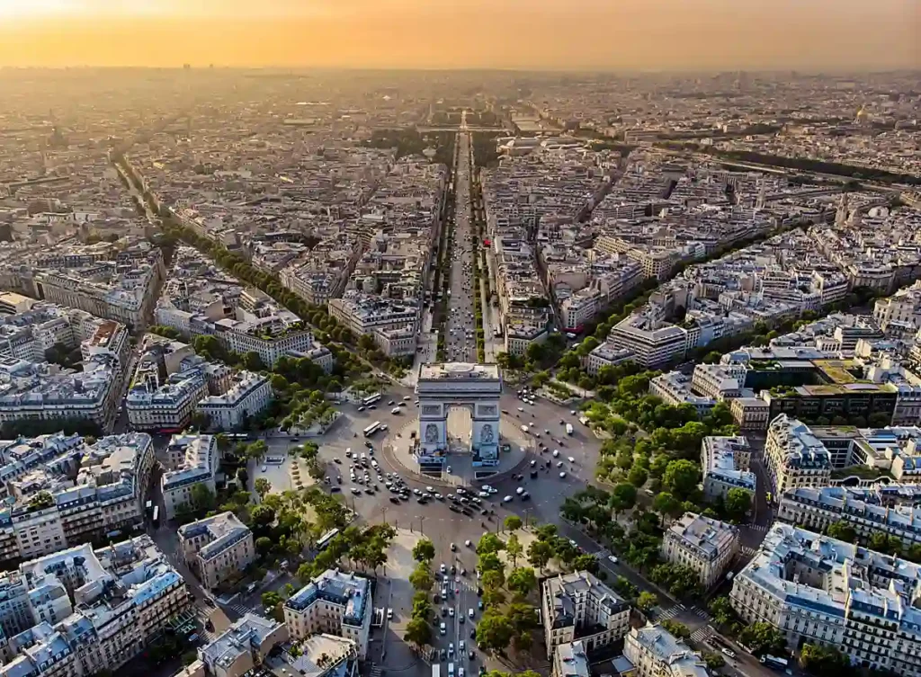 O Arco do Triunfo e a avenida Champs-Élysées estão entre os principais cartões-postais da capital francesa.