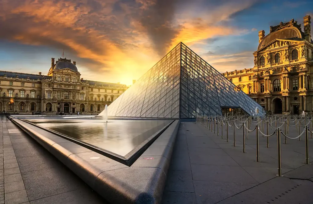 O Museu do Louvre combina a arquitetura histórica do antigo palácio real com sua icônica pirâmide de vidro.