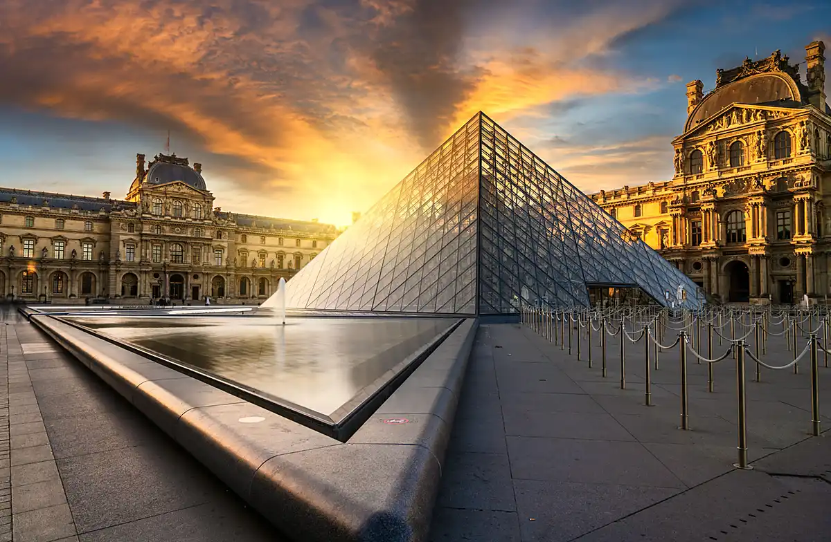 Pirâmide de vidro do Museu do Louvre ao pôr do sol em Paris