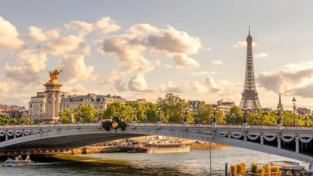 A Torre Eiffel e as pontes do rio Sena formam alguns dos cenários mais românticos e fotografados de Paris.