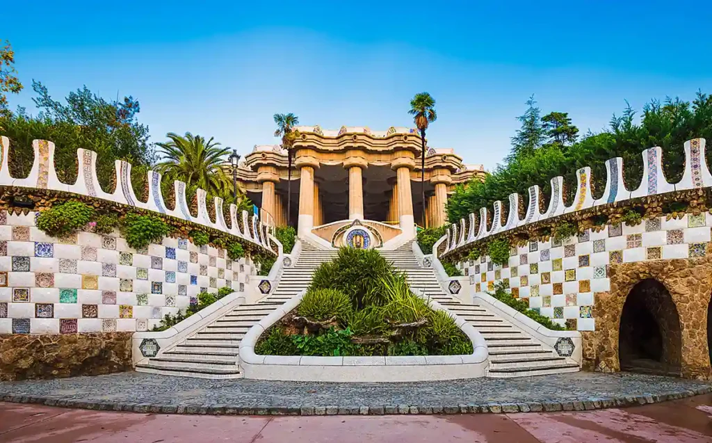 O Park Güell é uma das principais atrações de Barcelona e uma das obras mais reconhecidas de Antoni Gaudí. O parque combina arquitetura modernista, mosaicos de cerâmica, formas orgânicas e jardins, sendo Patrimônio Mundial da UNESCO.