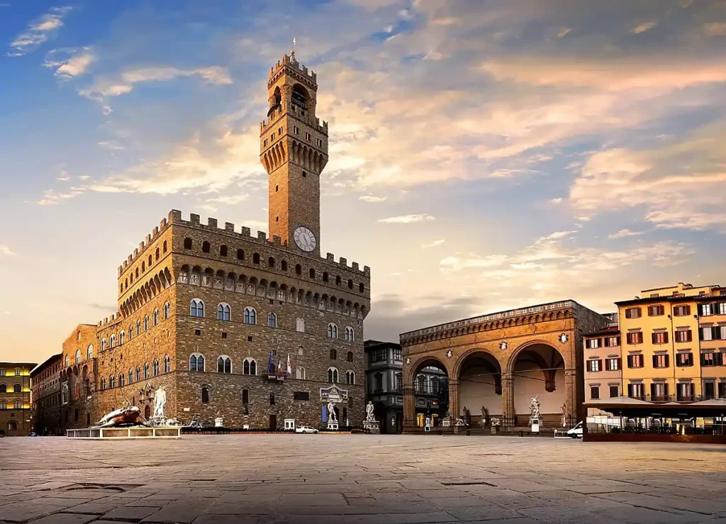 A Piazza della Signoria é uma das praças históricas mais importantes de Florença, na Toscana. Abriga o Palazzo Vecchio, sede do governo municipal, a monumental Torre de Arnolfo, esculturas renascentistas e a Loggia dei Lanzi, sendo um dos principais pontos turísticos da cidade.