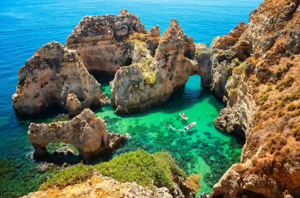 Ponta da Piedade, em Lagos, no Algarve, sul de Portugal, famosa por suas espetaculares falésias douradas, arcos naturais, grutas marinhas e águas transparentes. Uma das paisagens costeiras mais impressionantes de Portugal, o local é conhecido pelos passeios de barco e caiaque entre formações rochosas esculpidas pelo Oceano Atlântico ao longo de milhares de anos.