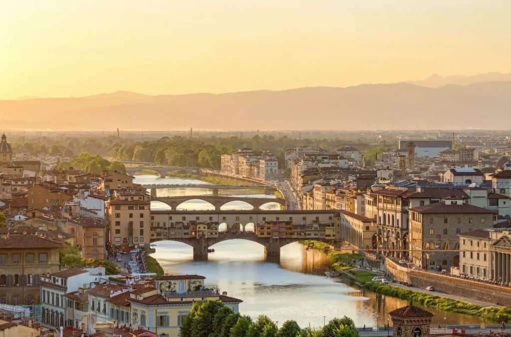 A Ponte Vecchio é um dos monumentos mais famosos de Florença e uma das pontes medievais mais conhecidas da Itália. Construída sobre o Rio Arno, destaca-se pelas tradicionais lojas de joalheria e pela arquitetura histórica que compõe a paisagem da capital da Toscana.