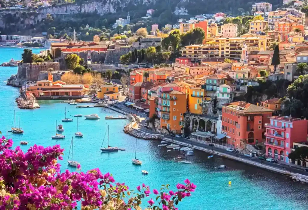 Porto de Villefranche-sur-Mer, na Côte d’Azur, sul da França, conhecido pelas casas coloridas de arquitetura mediterrânea, ruas históricas e embarcações na baía. Localizada próxima a Nice, a cidade preserva um cenário típico da Riviera Francesa, com edifícios em tons pastel, fortificações históricas, pequenos barcos e vistas panorâmicas do Mar Mediterrâneo.
