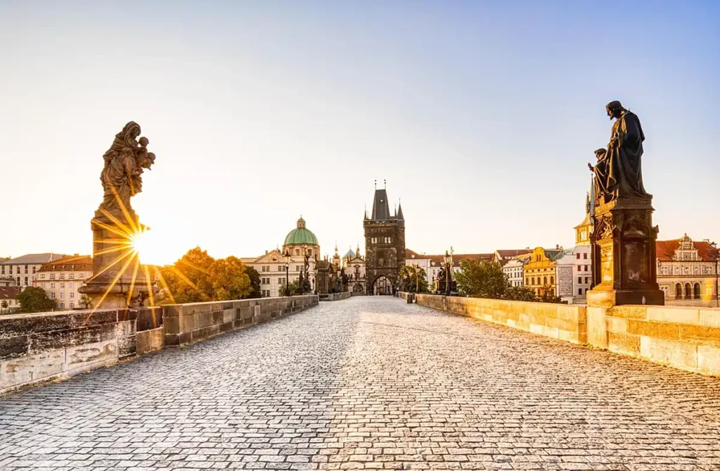 A Ponte Carlos é um dos principais símbolos de Praga e encanta com suas esculturas e arquitetura histórica.