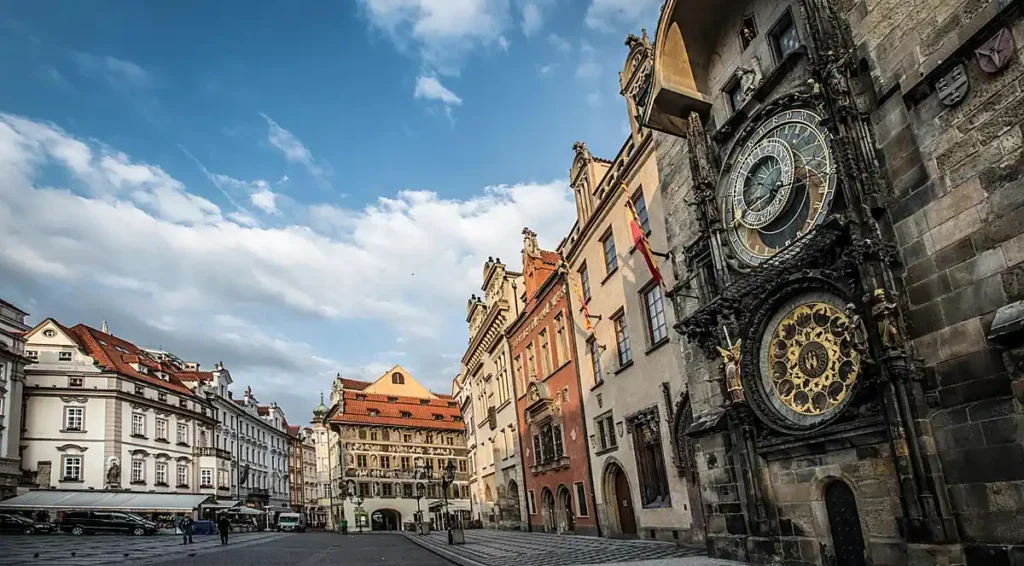 O Relógio Astronômico de Praga é uma das atrações mais famosas da Cidade Velha, reunindo história, arte e arquitetura medieval.