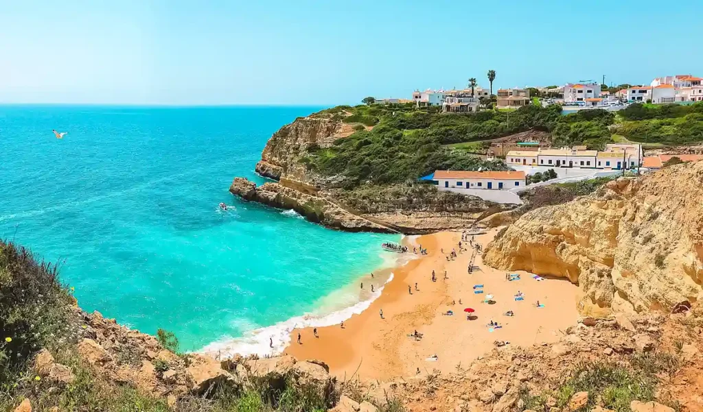 Praia do Carvoeiro, no município de Lagoa, Algarve, Portugal, uma das praias mais conhecidas do litoral sul português. Cercada por falésias douradas e casas brancas da tradicional vila de pescadores, destaca-se pelo mar azul-turquesa, pela areia dourada e pelas paisagens mediterrâneas que fazem do Algarve um dos destinos de praia mais procurados de Portugal.
