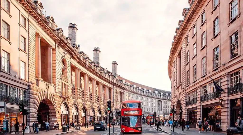 A Regent Street é uma das ruas comerciais mais conhecidas de Londres, famosa por suas lojas, arquitetura elegante e tradicionais ônibus vermelhos de dois andares. Localizada no West End, conecta importantes áreas de compras e turismo da capital britânica.