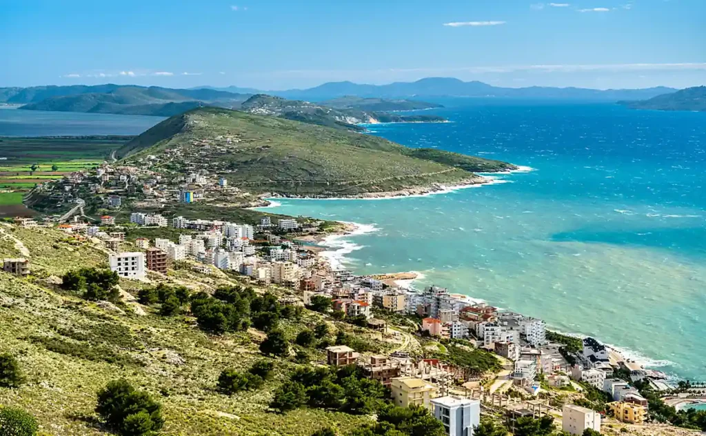Riviera Albanesa, uma das regiões costeiras mais bonitas dos Bálcãs, situada ao longo do Mar Jônico, no sul da Albânia. O litoral é conhecido pelas águas cristalinas em tons de azul e turquesa, praias cercadas por montanhas, pequenas vilas mediterrâneas e paisagens naturais. Destinos como Himarë, Dhërmi e Ksamil atraem viajantes interessados em praias paradisíacas, passeios de barco e férias de verão na Albânia.
