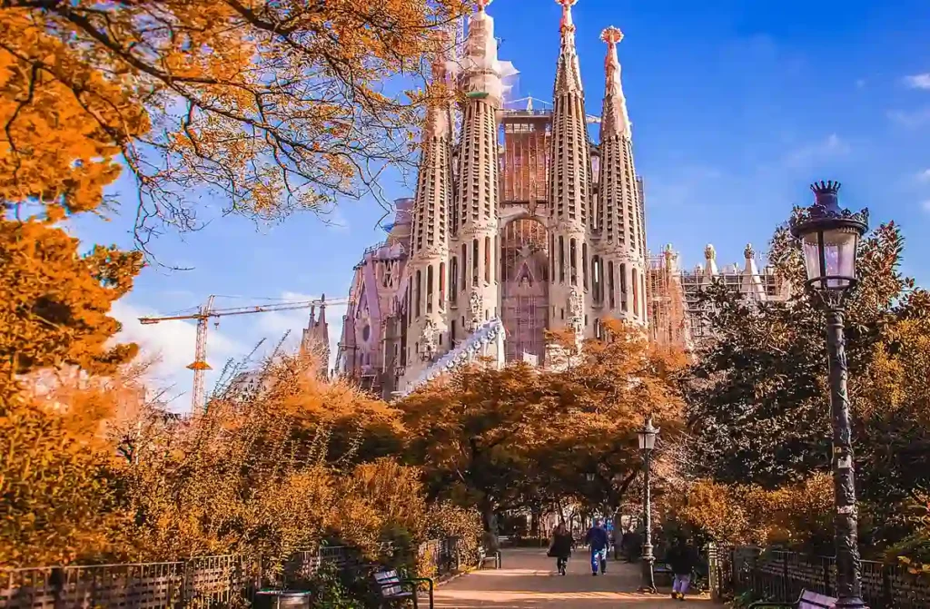 A Sagrada Família é a obra mais famosa do arquiteto Antoni Gaudí e um dos principais símbolos de Barcelona. A basílica combina elementos do modernismo catalão, referências à natureza e arquitetura religiosa monumental.