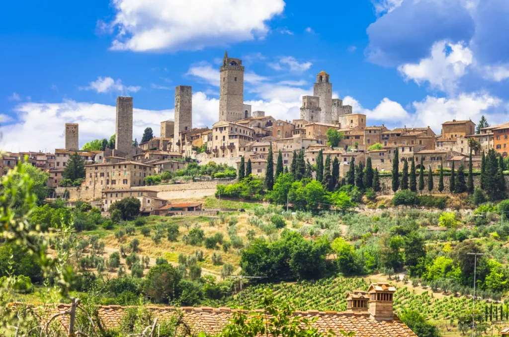 Vista panorâmica de San Gimignano, cidade medieval da Toscana famosa por suas torres históricas e arquitetura preservada.