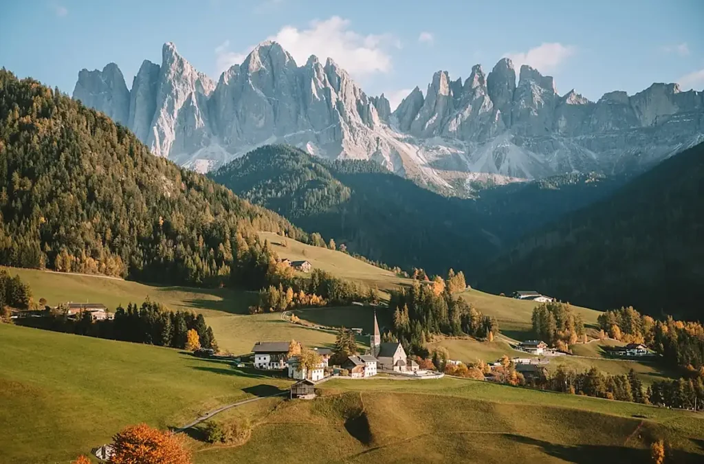 Santa Maddalena (St. Magdalena), em Val di Funes, no Tirol do Sul, é uma das paisagens mais emblemáticas das Dolomitas italianas. A pequena igreja cercada por prados alpinos e florestas de outono tem como cenário os espetaculares picos do grupo Odle/Geisler, um dos cartões-postais mais fotografados do norte da Itália.