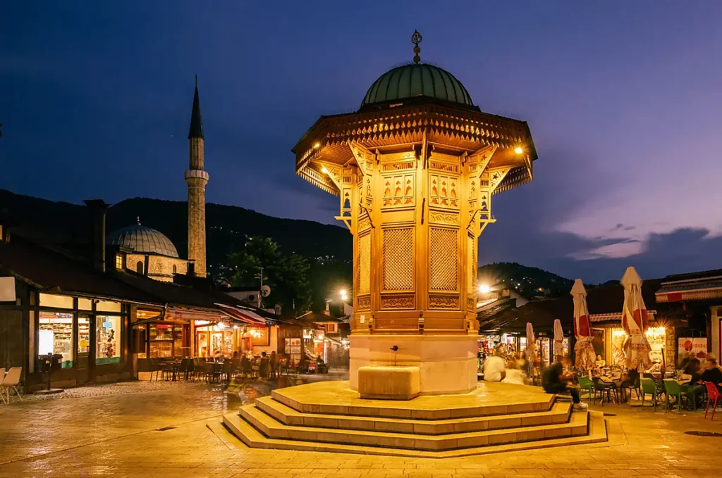 A fonte Sebilj é um dos principais símbolos de Sarajevo, capital da Bósnia e Herzegovina. Localizada na praça Baščaršija, no coração do antigo bazar otomano, a fonte de madeira ganha destaque com a iluminação noturna, cercada por cafés, restaurantes e construções históricas.