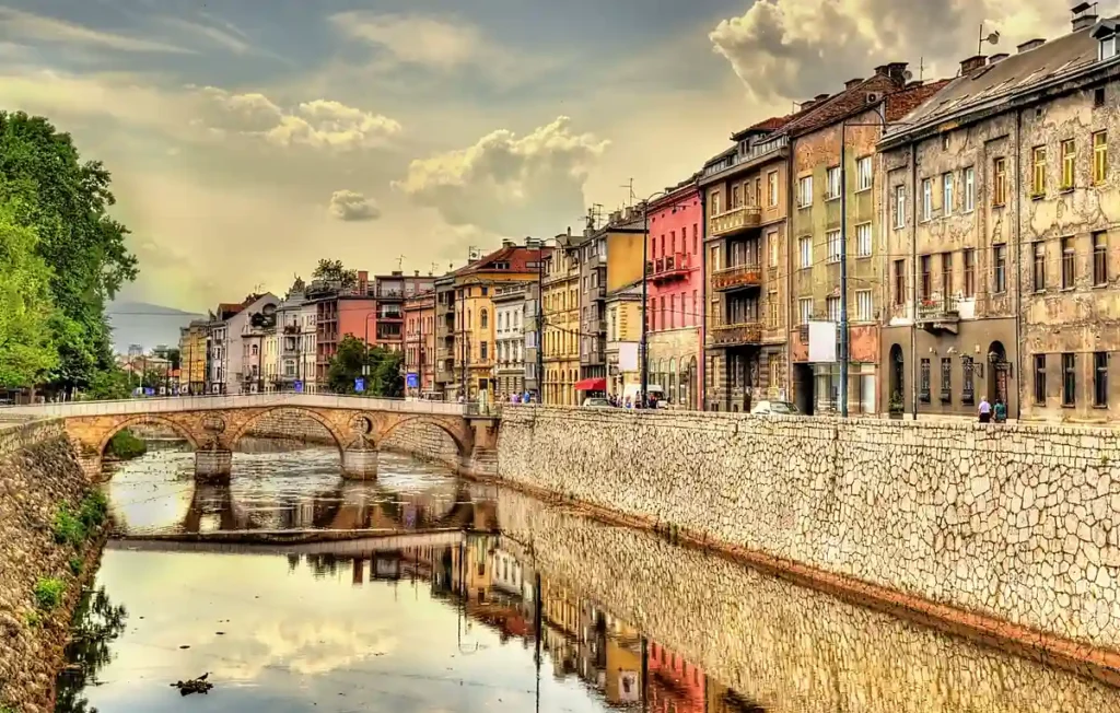 A Ponte Latina, ou Latinska ćuprija, é um dos monumentos históricos mais conhecidos de Sarajevo. Construída sobre o rio Miljacka, fica próxima ao local do assassinato do arquiduque Francisco Ferdinando, em 1914, acontecimento que desencadeou a Primeira Guerra Mundial.