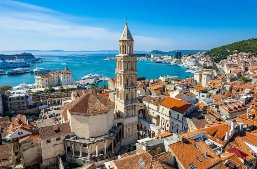 Vista panorâmica de Split, na costa da Dalmácia, destacando a Catedral de São Domnius e o Palácio de Diocleciano, patrimônio mundial da UNESCO. O centro histórico preserva construções romanas e medievais próximas ao porto, formando uma das paisagens urbanas mais características da Croácia.