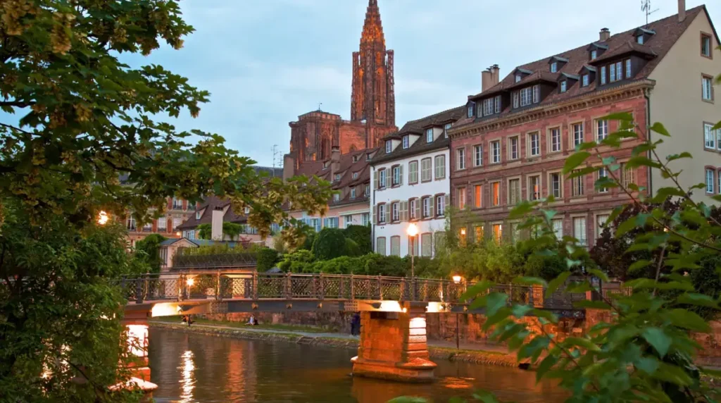 Vista da Catedral de Estrasburgo sobre os telhados da cidade, com pontes e canais do rio Ill. A capital da Alsácia combina arquitetura gótica, casas históricas e paisagens românticas.