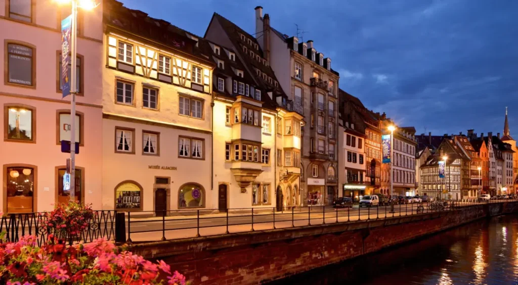 Centro histórico de Estrasburgo, na Alsácia, com construções tradicionais próximas ao Museu Alsaciano e às margens do rio Ill. A cidade encanta pela arquitetura medieval, pelos canais e pelas ruas históricas.