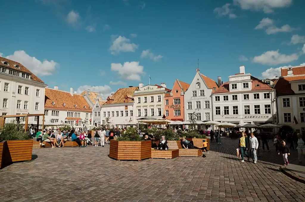 Praça da Prefeitura (Raekoja plats), no coração da Cidade Velha de Tallinn, na Estônia. Cercada por edifícios históricos, cafés e restaurantes, a praça é um dos principais pontos turísticos da capital e um dos lugares mais movimentados do centro medieval.