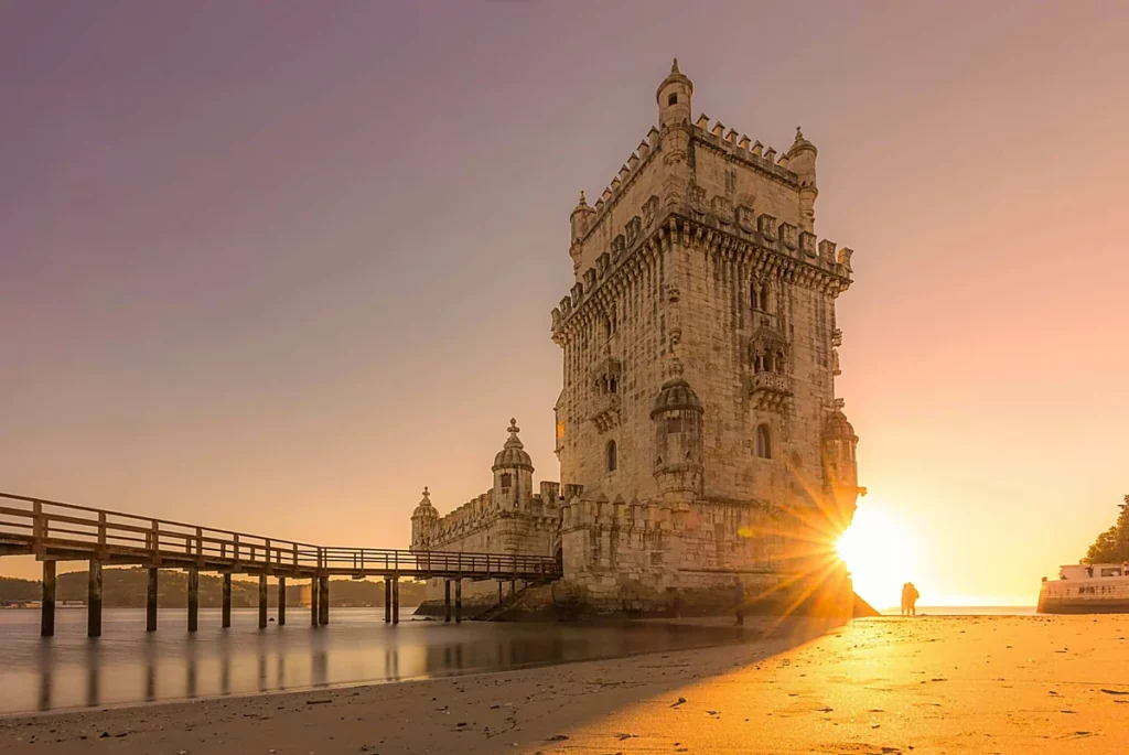 A Torre de Belém, situada às margens do Rio Tejo em Lisboa, é um dos símbolos da Era dos Descobrimentos Portugueses. Patrimônio Mundial da UNESCO, destaca-se pela arquitetura manuelina e pela importância histórica na defesa da cidade.