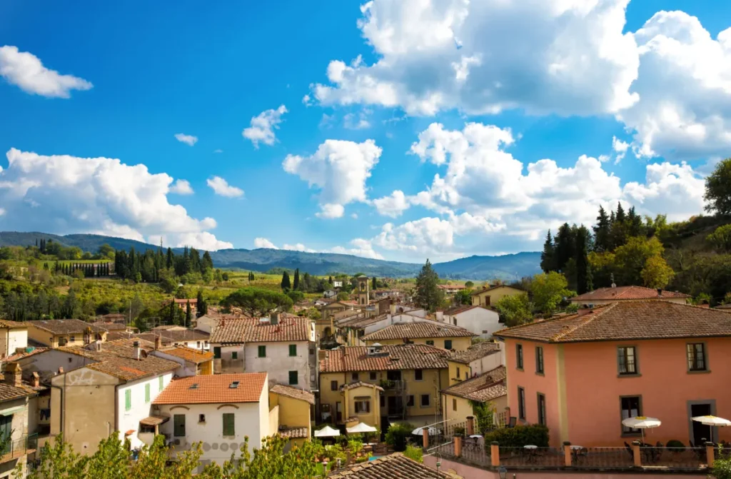 Vila no interior da Toscana, com arquitetura tradicional italiana, telhados de terracota e paisagens rurais.