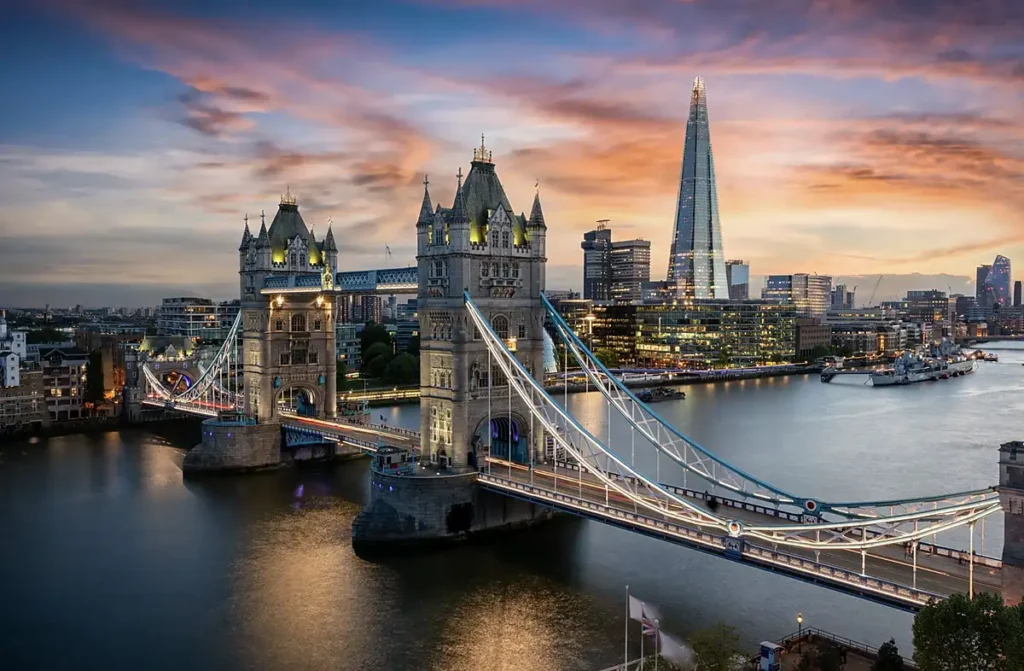 A Tower Bridge é uma das pontes mais famosas de Londres e um marco da arquitetura vitoriana. A paisagem ao pôr do sol reúne a ponte histórica, o Rio Tâmisa e o moderno arranha-céu The Shard, criando um dos cartões-postais mais conhecidos da cidade.