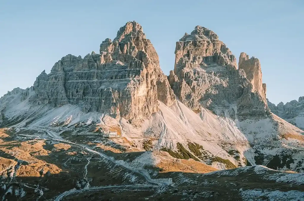 Tre Cime di Lavaredo (Drei Zinnen), um dos monumentos naturais mais famosos das Dolomitas, no nordeste da Itália. Suas três gigantescas torres de rocha calcária dominam a paisagem alpina e atraem viajantes interessados em trilhas panorâmicas, fotografia de montanhas e natureza, em uma das regiões mais impressionantes dos Alpes.
