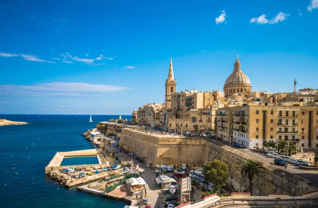 Valletta, capital de Malta e Patrimônio Mundial da UNESCO, com suas fortificações históricas, arquitetura barroca e a imponente cúpula da Basílica de Nossa Senhora do Carmo. A cidade oferece vistas espetaculares do Mar Mediterrâneo e reúne algumas das principais atrações históricas do arquipélago maltês.