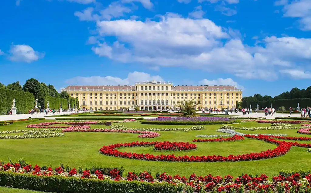O Palácio de Schönbrunn, em Viena, impressiona pela arquitetura imperial e pelos jardins cuidadosamente planejados.